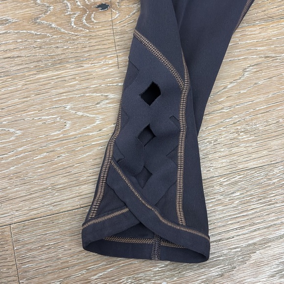 Athletes Girl spring forward capri leggings - Picture 2 of 4